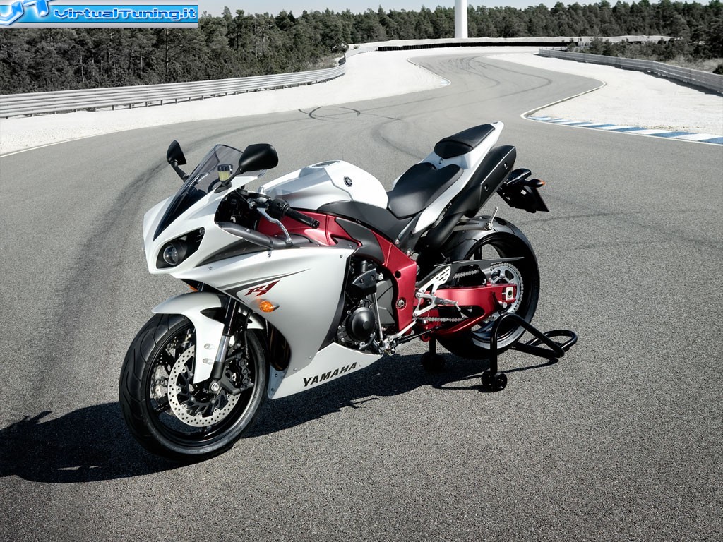 YAMAHA R1