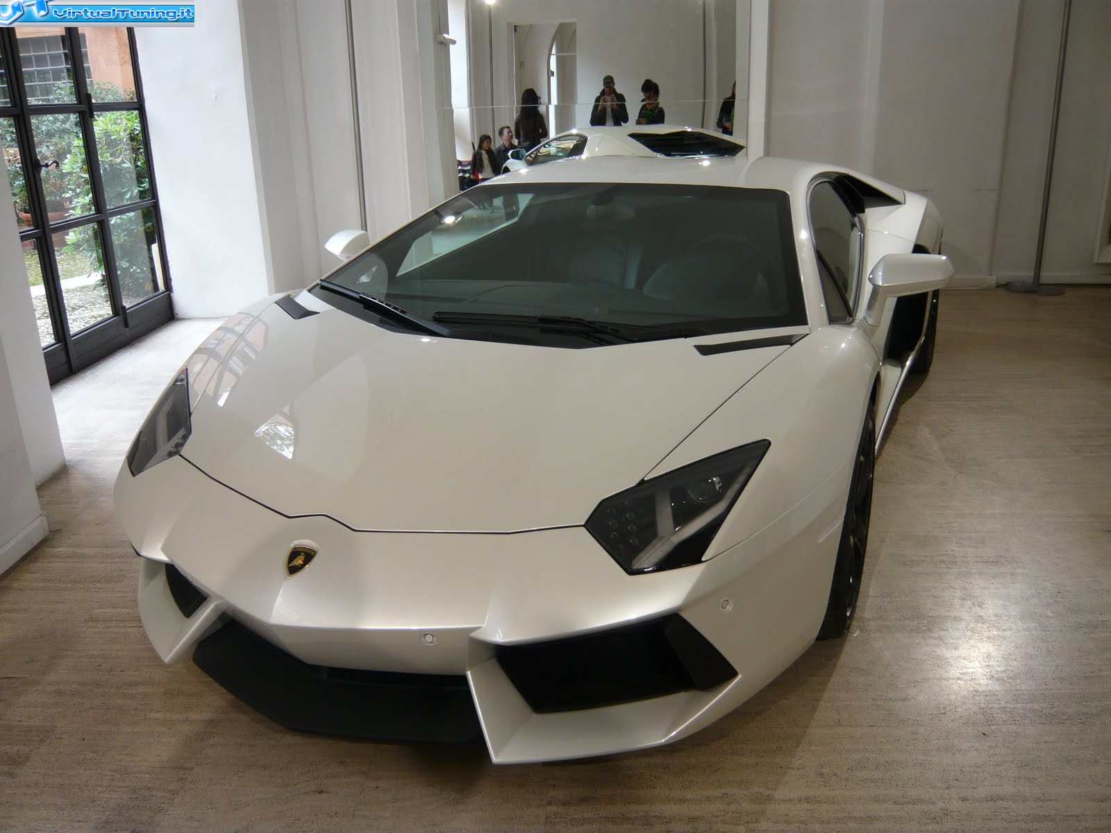 LAMBORGHINI aventador